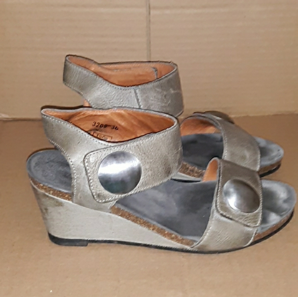 Sandals - Picture 2 of 8